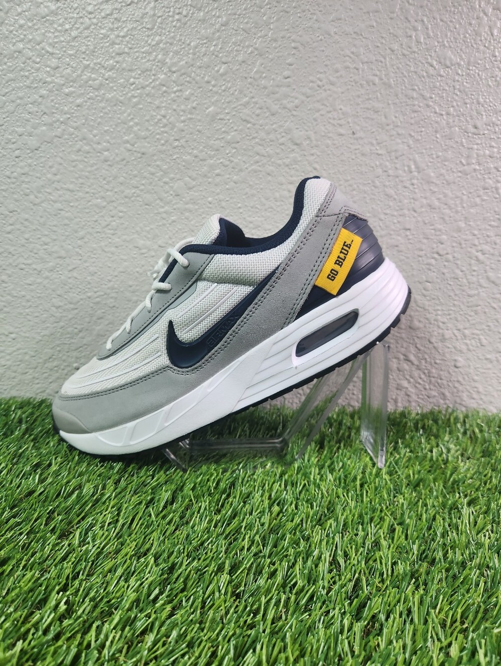 Nike University Michigan Air Max Verse Shoes Sz 7 M / 8.5 W New IB3222-100